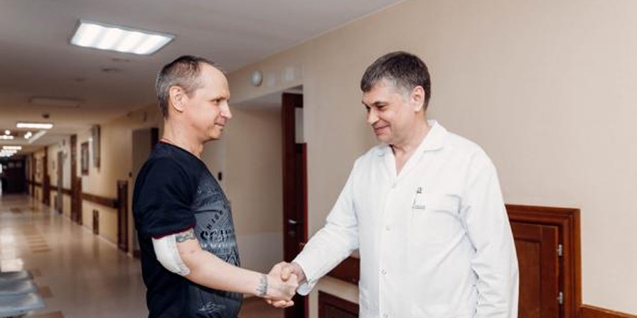 искусственный локтевой сустав, созданный из кобальт-молибденового сплава и полиэтилена высокой плотности. 3D-проектирование и индивидуальное изготовление выполнял постоянный индустриальный партнер Центра в разработках инновационных технологий замещения костных дефектов  у больных онкологического и нейрохирургического профиля - новосибирская компания «Логикс МС».